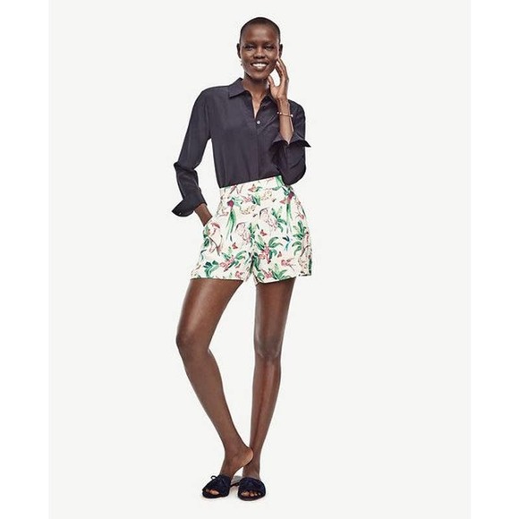 Ann Taylor 'Bird of Paradise' White/Cream Tropical Print Pleated Shorts Size 2 - Picture 2 of 7